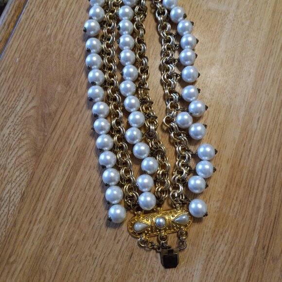 VINTAGE GOLD TONE w THREE R0WS GLASSS PEARLS BRACELET - Picture 1 of 4